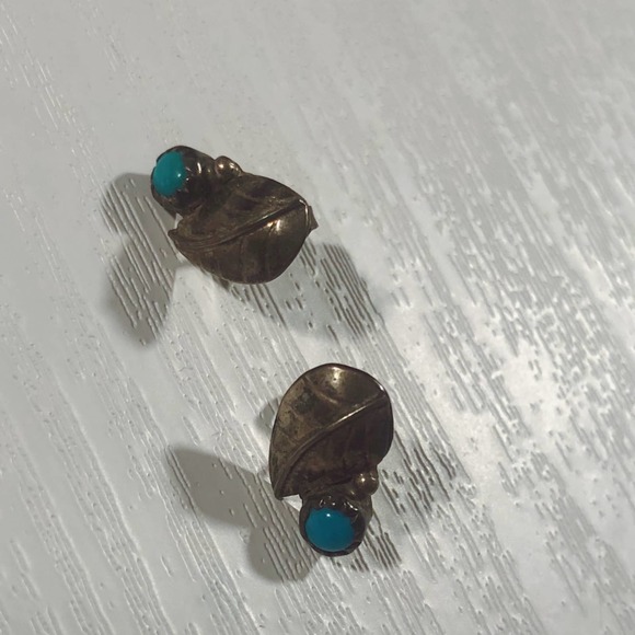 Vintage Indigenous Silver Tone Faux Turquoise Leaf Shaped Nature Earrings - Picture 4 of 8